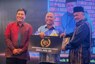 Saarani menyampaikan Anugerah Tokoh Sepanjang Zaman sempena Rashidi sempena Anugerah Seni Budaya Negeri Perak 2025 di Ipoh pada Sabtu.