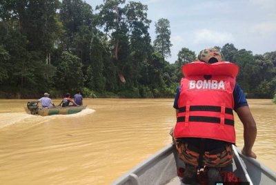 Anggota bomba dari BBP Muadzam Shah melakukan pencarian lelaki yang dikhuatiri lemas selepas terjatuh dari bot ketika memancing di Sungai Kampung Kedaik Lama, Muadzam Shah pada Ahad.