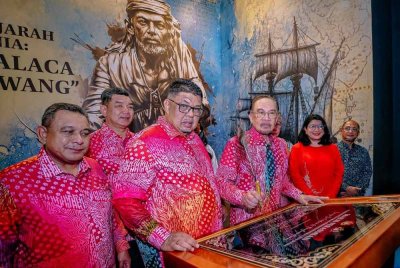 Anwar (tiga, kiri) dan Ab Rauf (dua, kiri) menyempurnakan gimik Pengisytiharan Enrique de Malaca atau Panglima Awang pada Majlis Pelancaran Tahun Melawat Malaysia 2026 di Encore Melaka di Klebang pada Sabtu malam.