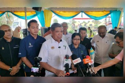 Mohamad bercakap kepada pemberita selepas merasmikan Program Pemerkasaan Sektor Pertanian Kampung Guar Petai di Dewan Penempatan Banjir Kampung Labuh Banting pada Ahad.