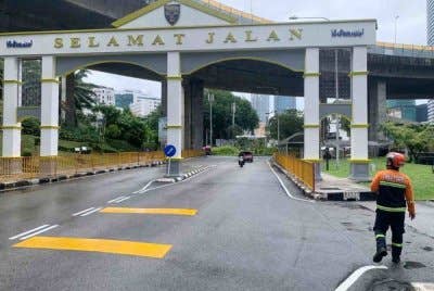 Hasil pemeriksaan segera oleh Skuad Penyelamat DBKL mendapati tiada sebarang kejadian banjir kilat berlaku di hadapan pintu masuk Universiti Malaya. Foto DBKL