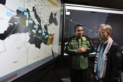 Fahmi (kanan) melawat bilik gerakan Sumud Nusantara Command Centre di Mapim Malaysia Central Warehouse pada Ahad. Foto Bernama