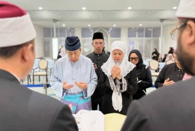 Sultan Sharafuddin berkenan berangkat menziarahi jenazah bonda mertua baginda di Masjid Sultan Salahuddin Abdul Aziz Shah pada Ahad. Baginda turut diiringi Tengku Permaisuri Norashikin. Foto Selangor Royal Office