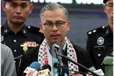 Menteri Komunikasi Datuk Fahmi Fadzil bercakap pada sidang media selepas melawat Sumud Nusantara Command Centre di MAPIM Malaysia Central Warehouse pada Ahad. Foto Bernama