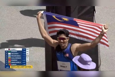 Abdul Latif merangkul pingat emas acara lompat jauh T20 pada Kejohanan Olahraga Para Dunia 2025 di New Delhi.