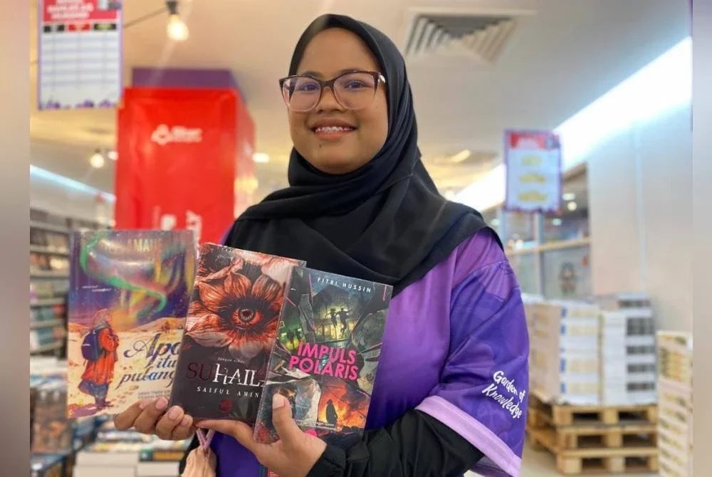 Mysarah menunjukkan tiga novel terbaharu Buku Karangkraf yang diperkenalkan sempena Jualan Gudang Karangkraf 2025 yang berlangsung di Kompleks Karangkraf sehingga 5 Oktober ini.