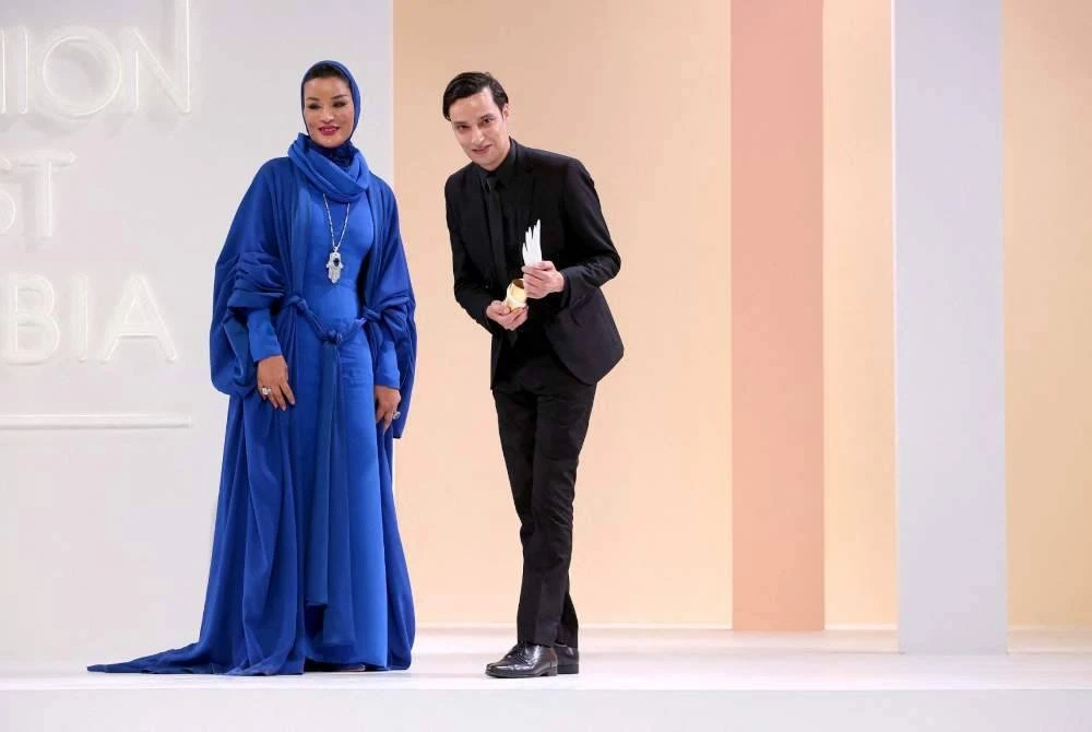 Sheikha Moza menyampaikan anugerah Evening Wear kepada pereka Amsterdam, Mohammed Benchellal di Muzium Negara Qatar, Doha. Foto AFP