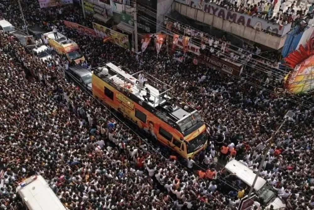 Puluhan ribu orang berkumpul bagi menyertai kempen politik di di Tamil Nadu, Selatan India. Foto Agensi