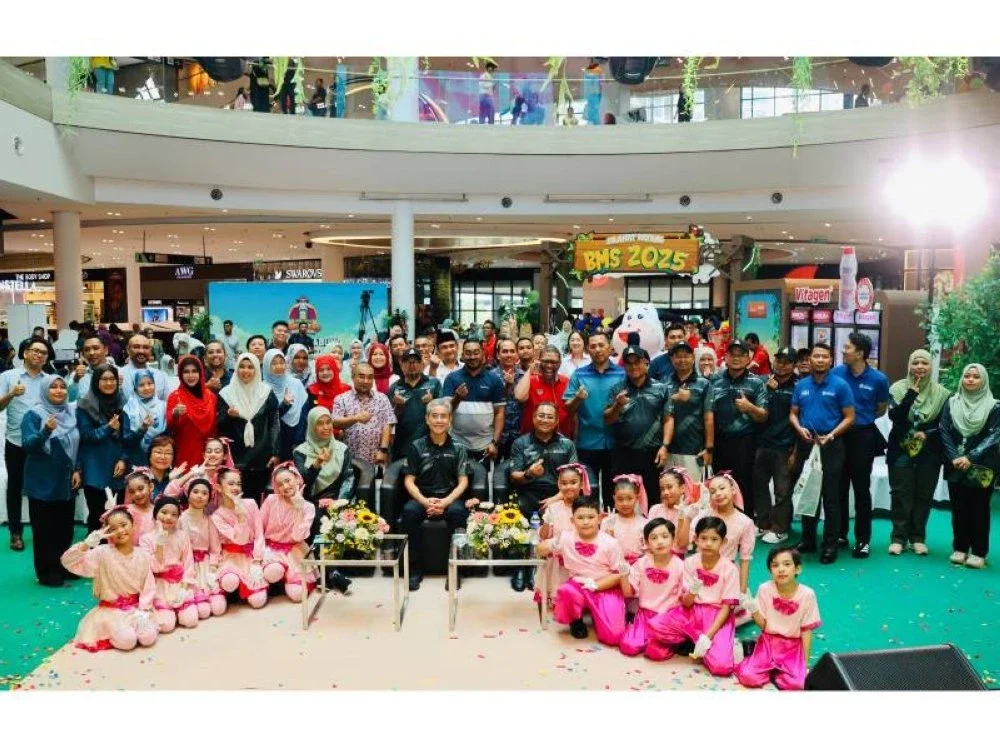 Anesee bergambar bersama barisan Pengurusan Kanan PTPTN, rakan strategik dan pengunjung yang turut memeriahkan Program BMS 2025 di sini pada Sabtu.