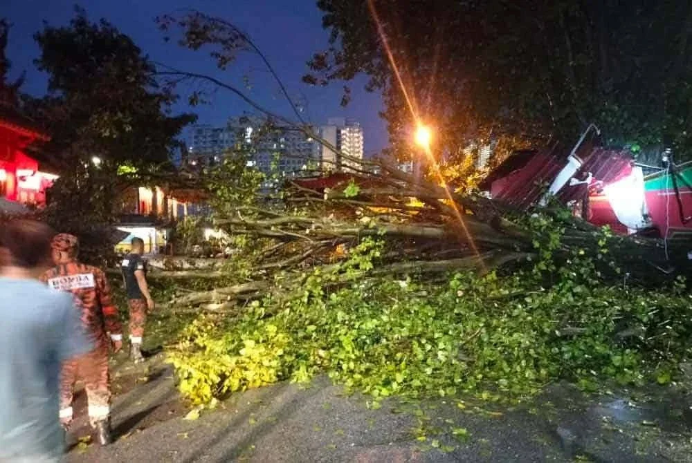 Kejadian mengakibatkan tiga buah kereta dan dua buah motosikal rosak.