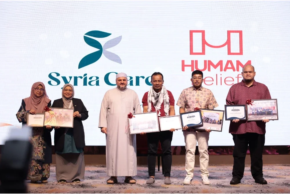 Pengasas Syria Care, Sheikh Shamir Sakkar (tiga dari kiri) bergambar bersama penerima penghargaan kolaborasi sempena misi bantuan gempa bumi Turkiye-Syria pada 2023 serta pembinaan perumahan Sinar Baitul Ridha.