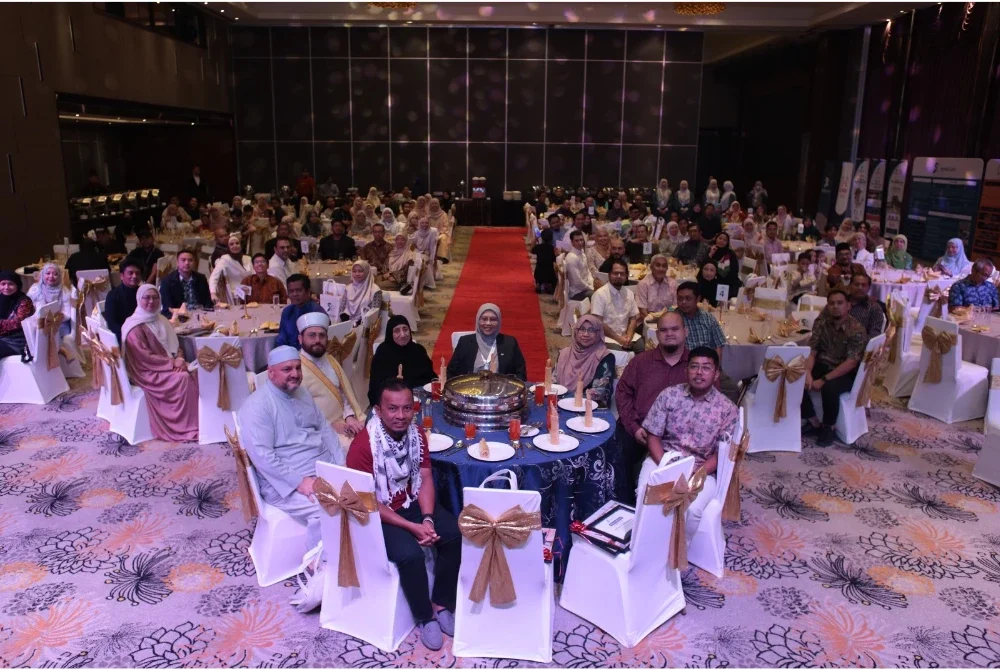 Siti Sakinah (tengah) bergambar beramai-ramai bersama tetamu kehormat pada Majlis Pelancaran HUMAM Relief.