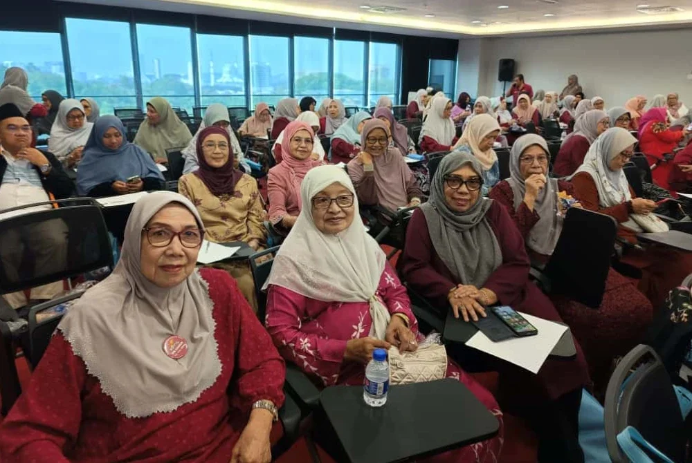 Sebahagian pesara, bakal pesara dan penyelidik yang terlibat secara langsung dalam bidang penjagaan warga emas menyertai Seminar Kesejahteraan Holistik Warga Berusia anjuran KPMS.