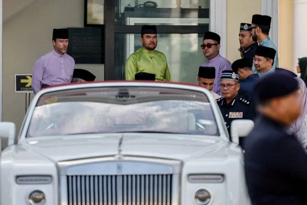 Perarakan sejauh kira-kira 550 meter bermula di Galeri Diraja Sultan Abdul Aziz sehingga ke Istana Alam Shah itu akan diiringi oleh Rejimen ke-25 Askar Melayu Diraja sebagai jejawat dan paluan kumpulan kompang Istana Diraja Selangor. - Foto Bernama