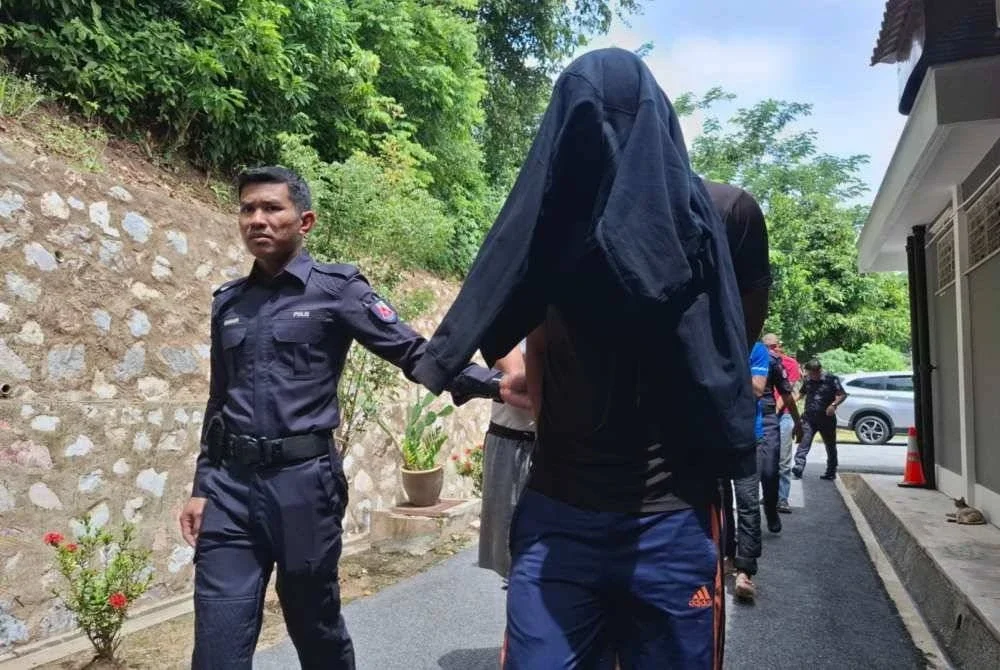 Anggota polis berpangkat Lans Koperal dihadapkan ke Mahkamah Majistret Parit pada Isnin atas tiga pertuduhan termasuk mencabul kehormatan seorang wanita Orang Asli dalam kejadian di kebun sawit, dua minggu lalu.