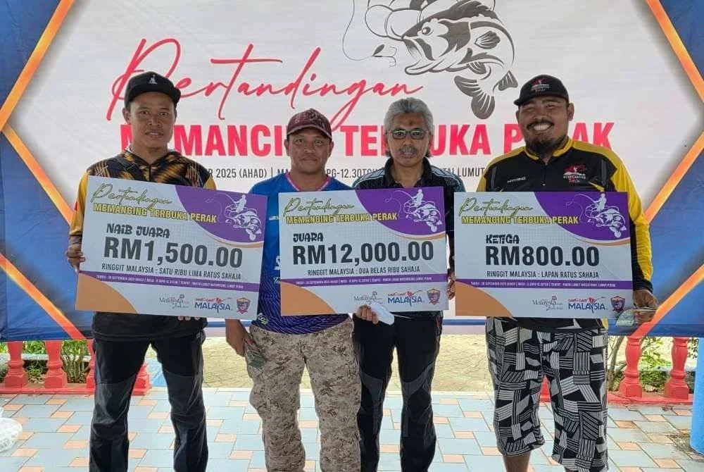 Rozaini (dua dari kanan) bersama pemenang Terbuka Perak di Lumut pada Ahad.