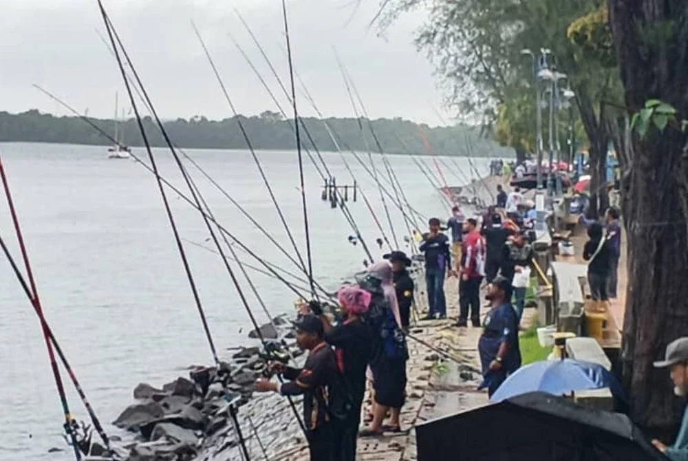 Pemancing tidak berganjak dari kawasan memancing meskipun hujan renyai.