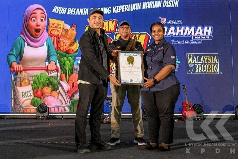 Wakil MBORmenyampaikan sijil pengiktirafan sempena Jualan Rahmah Madani 56 jam tanpa henti.