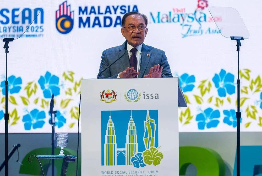 Anwar ketika menyampaikan ucaptama pada WSSF 2025 bertemakan ‘Shaping Social Security for a World in Transition’ di KLCC pada Isnin. Foto: Bernama