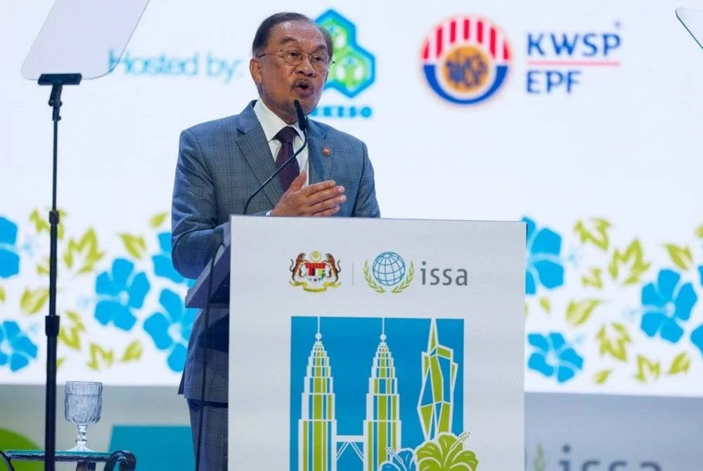 Anwar ketika menyampaikan ucaptama pada Forum Keselamatan Sosial Dunia 2025 di Pusat Konvensyen Kuala Lumpur pada Isnin. - Foto Bernama