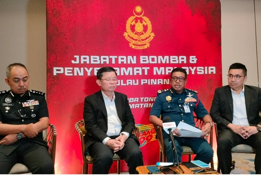 Mohamad Shoki (dua dari kanan) bercakap dalam sidang akhbar selepas majlis pelancaran video program kesedaran keselamatan kebakaran untuk tetamu hotel di Bukit Mertajam pada Isnin.