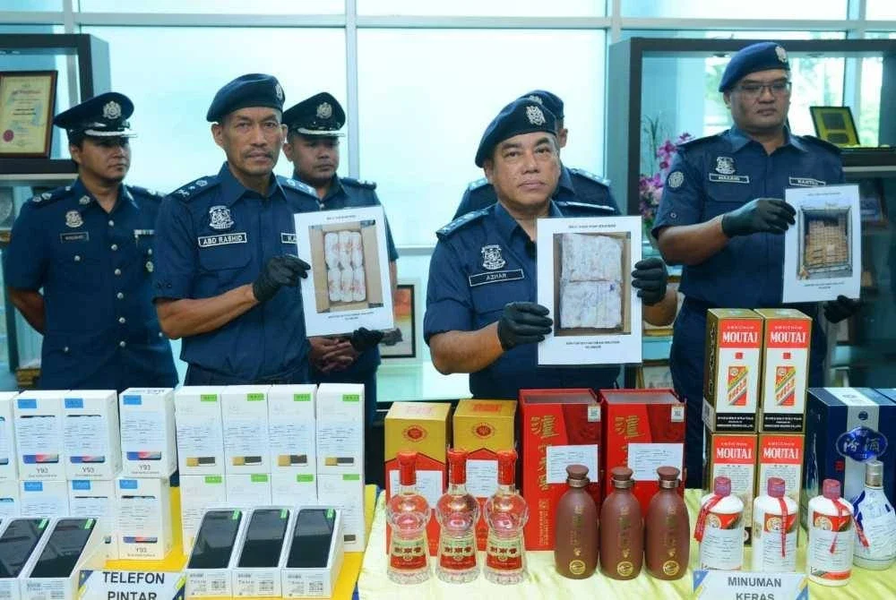 Mohamad Azhar (dua,kanan) menunjukkan beberapa barangan dirampas menerusi siri operasi dijalankan sepanjang Julai dan Ogos lalu.