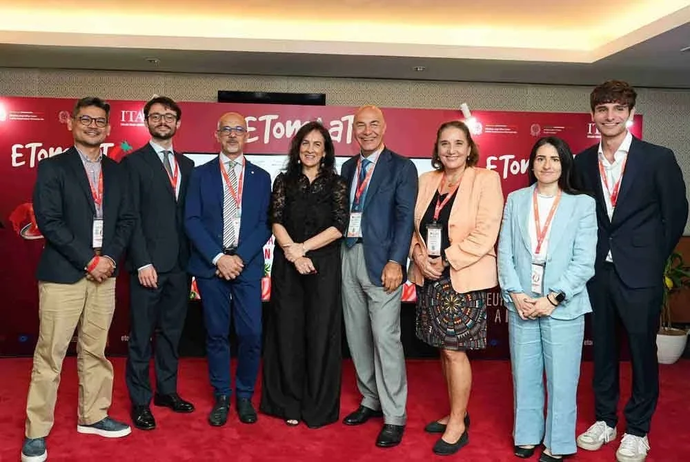 Dr Angela (empat dari kiri) bersama Francesco (dua dari kiri); Ketua Pengarah Euroconsult Sicilia, Michele Sabatino (tiga dari kiri); Presiden OI Pomodoro Centro Sud Italia, Guglielmo Vaccaro (empat dari kanan) dan wakil daripada ITA dan ITALCHAM Malaysia pada pelancaran eTomAato sempena Pameran Food & Hospitality Malaysia (FHM) 2025.