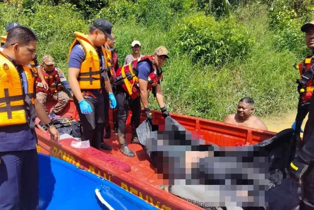 Mayat mangsa diangkat ke atas bot untuk dibawa naik ke tebing sebelum dihantar ke Hospital Rompin untuk proses bedah siasat. Foto: Polis Rompin