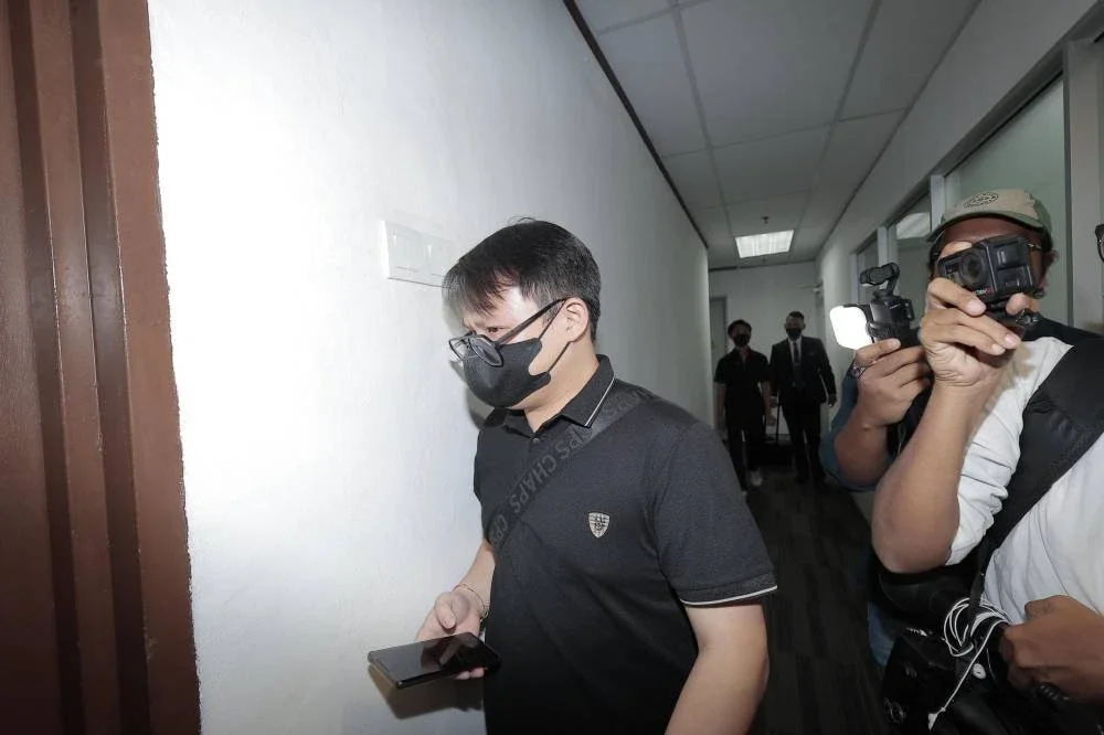 Tertuduh keluar dari Mahkamah Sesyen Ipoh pada Isnin. 