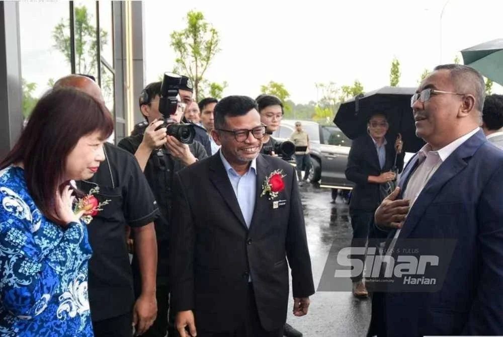 Hui Ying (kiri) ketika menyambut ketibaan Muhammad Sanusi (kanan) sempena majlis peluncuran Pembangunan Taman Perindustrian Bersepadu Pintar NCT InnoSphere di Delapan, Bukit Kayu Hitam.