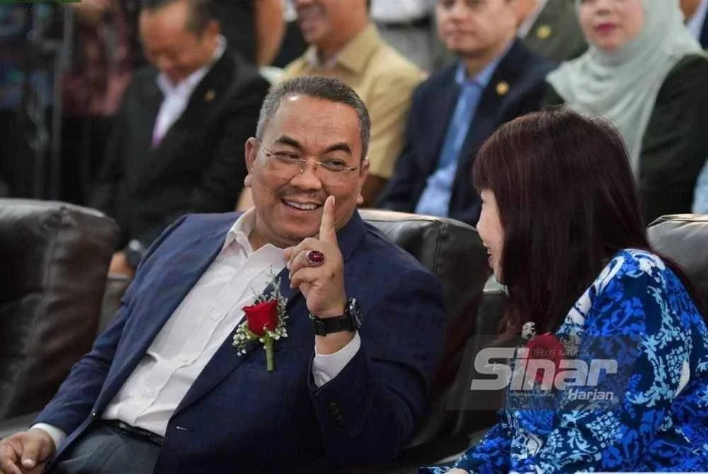 Pasti ada sesuatu diperkatakan Muhammad Sanusi (kiri) mencuit hati Hui Ying yang dilihat ketawa sebelum perasmian berlangsung.