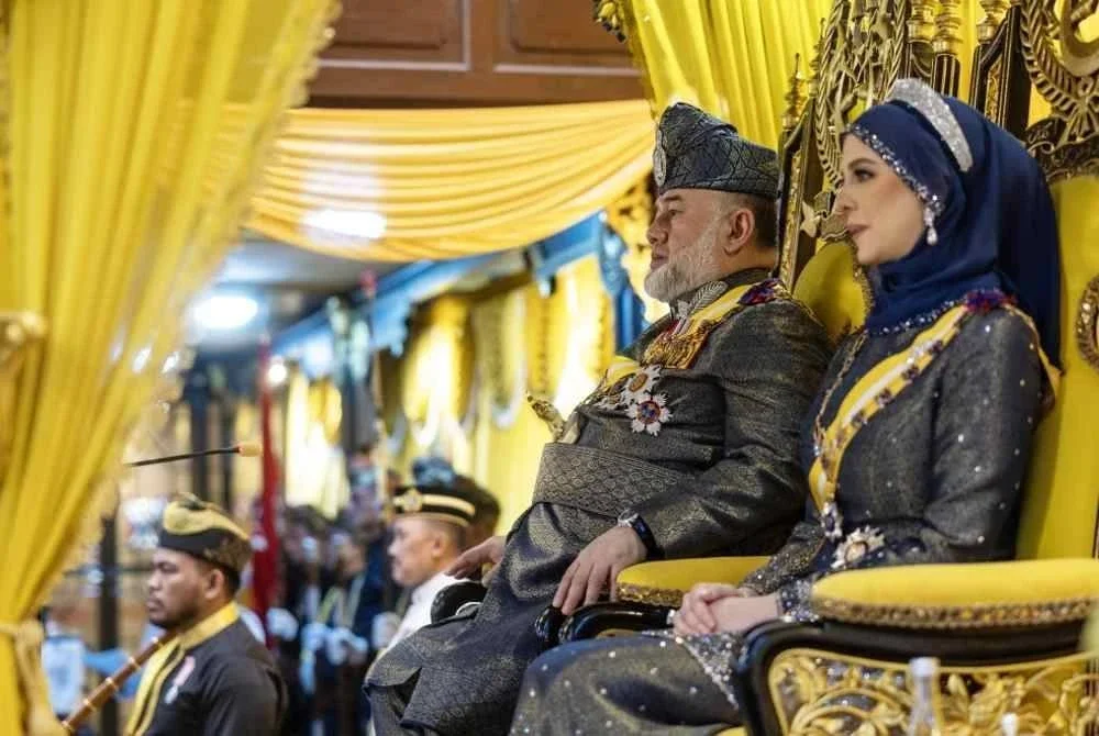 Sultan Muhammad V dan Sultanah Nur Diana Petra Abdullah berkenan berangkat ke Istiadat Pengurniaan Kehormatan Kebesaran Negeri sempena ulang tahun Hari Keputeraan baginda ke-56 di Istana Balai Besar pada Isnin. Foto Bernama