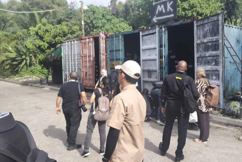 Serbuan dilakukan menerusi Ops Grip yang diketuai BOK SPRM.