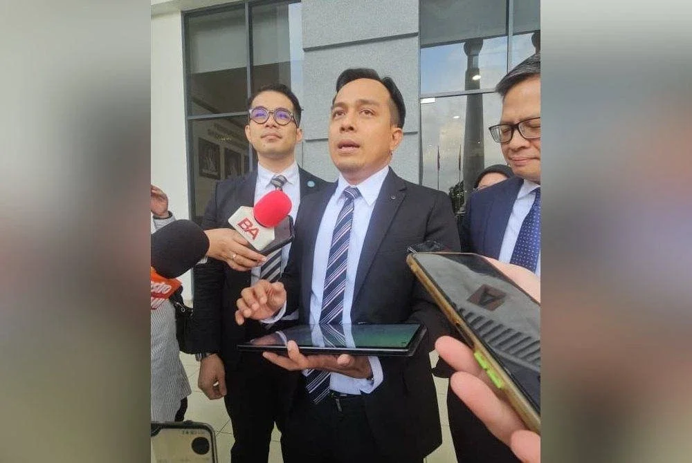 Shahlan (tengah) ketika ditemui pemberita di pekarangan Kompleks Mahkamah Kota Kinabalu pada Isnin.