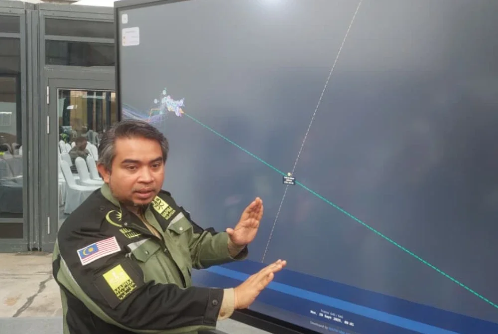 Sani Araby ketika menjelaskan kedudukan kapal GSF yang kini semakin mendekati zon kuning dalam Pusat Kawalan Sumud Nusantara (SNCC), Gudang Mapim Malaysia, Sepang pada Isnin.