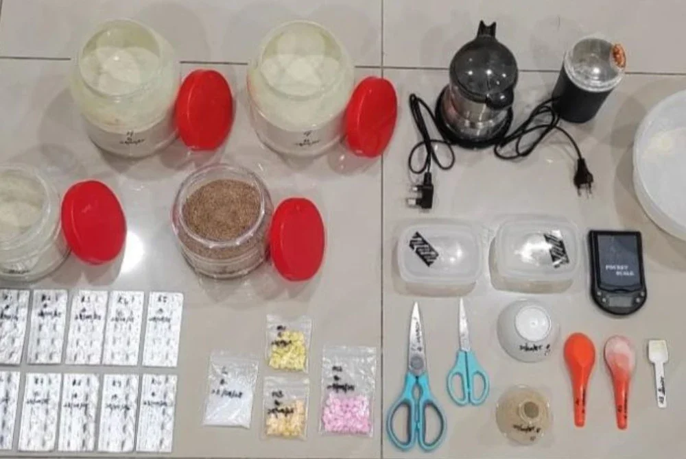 Pelbagai peralatan memproses dadah dirampas daripada suspek.