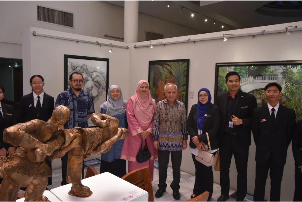 Muhamad Nasir (empat dari kanan) bergambar bersama kakitangan SSeMKL pada Program Pentaksiran Kesenian SPM Pameran Seni Visual SSeMKL di MaTiC pada Isnin.