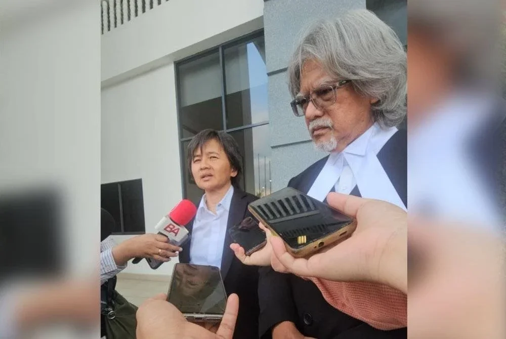 Ram (kanan) dan Joan ketika ditemui pemberita di pekarangan Kompleks Mahkamah Kota Kinabalu pada Isnin.