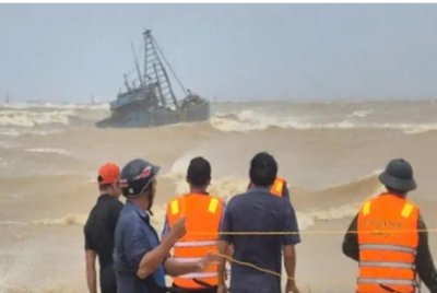 Dengan kelajuan angin maksimum mencecah lebih 130 kilometer sejam, Ribut Tropika Bualoi melanda pantai di utara Bandar Vinh di wilayah Nghe An. Foto AP
