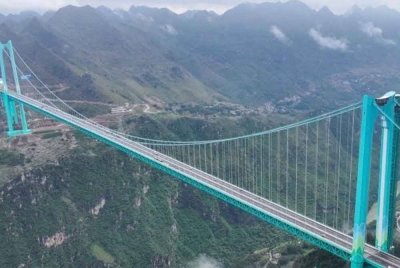 China merasmikan jambatan tertinggi di dunia bernama Huajiang Grand Canyon Bridge. Foto Agensi