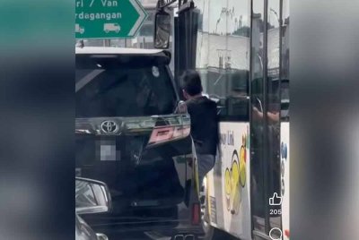 Tangkap layar insiden pergaduhan itu yang tular di Facebook.