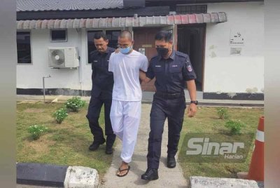 Muhammad Fakrul Aiman (tengah) diiringi polis dibawa ke mahkamah. Gambar fail
