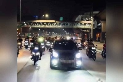 Tular rakaman video memaparkan situasi tegang dialami seorang pemandu kereta yang dilihat terperangkap di tengah kumpulan penunggang motosikal.