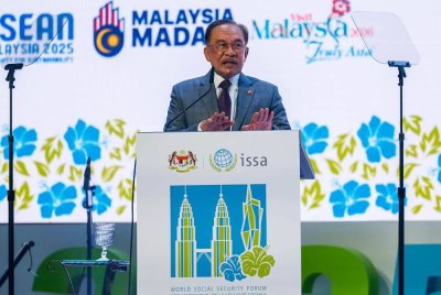 Anwar ketika menyampaikan ucaptama pada WSSF 2025 bertemakan ‘Shaping Social Security for a World in Transition’ di KLCC pada Isnin. Foto: Bernama