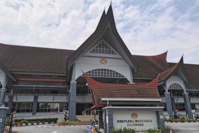 Mahkamah Sesyen Seremban menjatuhkan hukuman penjara tambahan enam tahun dan satu sebatan terhadap seorang lelaki pada Isnin atas pertuduhan merogol seorang remaja perempuan dan menyimpan video seksual mangsa. - Gambar hiasan