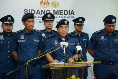 Mohamad Azhar (tiga,kanan) ketika sidang akhbar di Wisma Kastam Pulau Indah, di sini pada Isnin.