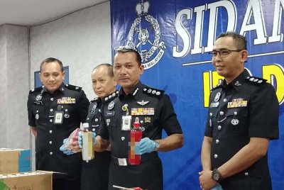 Sulizmie menunjukkan minuman yang dipercayai dicampur dengan dadah dirampas menerusi serbuan dijalankan.