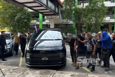 Kesemua suspek yang ditahan kerana dipercayai melakukan kegiatan penyeludupan minyak masak ke Thailand.