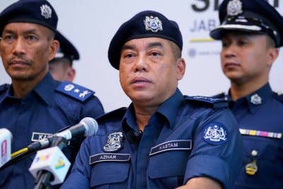 Mohamad Azhar (tengah) dalam sidang akhbar di Wisma Kastam Pulau Indah, Pelabuhan Klang pada Isnin.