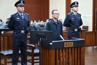 Renjian (tengah) menerima hukuman mati terhadap kes rasuah di Mahkamah Changchun, Wilayah Jilin. - Agensi